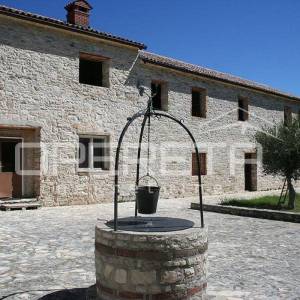 Buje, Kaštel - imanje 1909 m2 s ugostiteljskom namjenom i smještajem