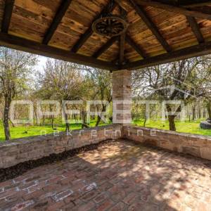 Buje, Kaštel - imanje 1909 m2 s ugostiteljskom namjenom i smještajem