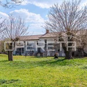 Buje, Kaštel - imanje 1909 m2 s ugostiteljskom namjenom i smještajem