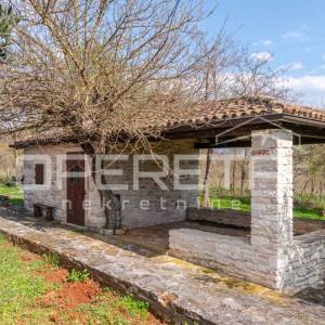 Buje, Kaštel - imanje 1909 m2 s ugostiteljskom namjenom i smještajem