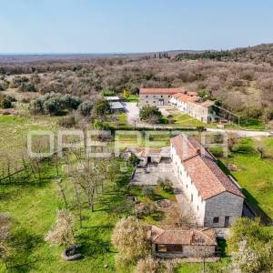 Buje, Kaštel - imanje 1909 m2 s ugostiteljskom namjenom i smještajem