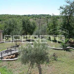 Buje, Kaštel - imanje 1909 m2 s ugostiteljskom namjenom i smještajem