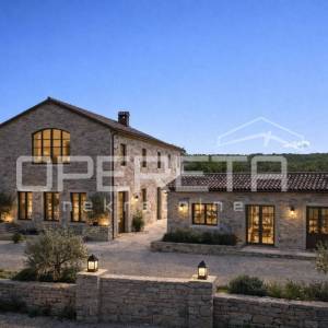 Buje, Kaštel - imanje 1909 m2 s ugostiteljskom namjenom i smještajem