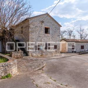 Buje, Kaštel - imanje 1909 m2 s ugostiteljskom namjenom i smještajem