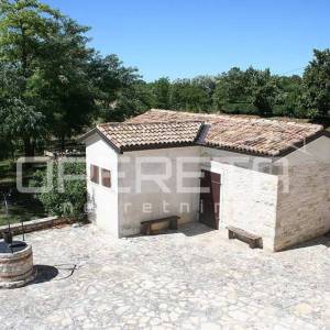 Buje, Kaštel - imanje 1909 m2 s ugostiteljskom namjenom i smještajem