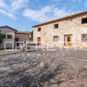 Buje, Kaštel - imanje 1909 m2 s ugostiteljskom namjenom i smještajem