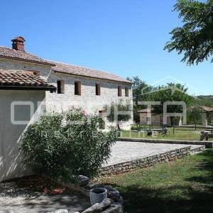 Buje, Kaštel - imanje 1909 m2 s ugostiteljskom namjenom i smještajem