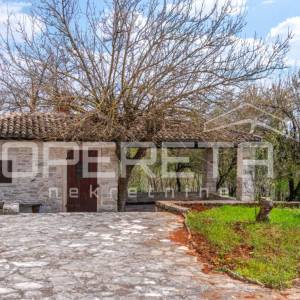 Buje, Kaštel - imanje 1909 m2 s ugostiteljskom namjenom i smještajem