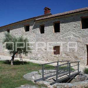 Buje, Kaštel - imanje 1909 m2 s ugostiteljskom namjenom i smještajem