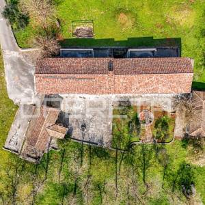 Buje, Kaštel - imanje 1909 m2 s ugostiteljskom namjenom i smještajem