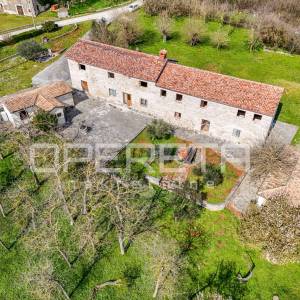 Buje, Kaštel - imanje 1909 m2 s ugostiteljskom namjenom i smještajem