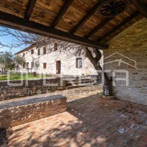 Buje, Kaštel - imanje 1909 m2 s ugostiteljskom namjenom i smještajem