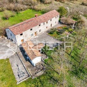 Buje, Kaštel - imanje 1909 m2 s ugostiteljskom namjenom i smještajem