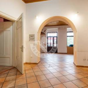 Crikvenica, Kuća 498 m2, tri Stana Apartmana jedan stan i dva poslovna prostora