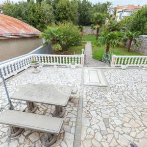 Crikvenica, Kuća 498 m2, tri Stana Apartmana jedan stan i dva poslovna prostora