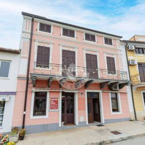 Crikvenica, Kuća 498 m2, tri Stana Apartmana jedan stan i dva poslovna prostora