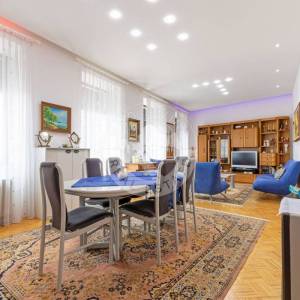 Crikvenica, Kuća 498 m2, tri Stana Apartmana jedan stan i dva poslovna prostora