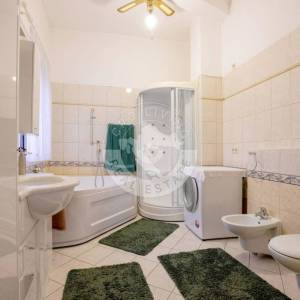 Crikvenica, Kuća 498 m2, tri Stana Apartmana jedan stan i dva poslovna prostora