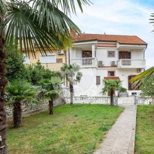 Crikvenica, Kuća 498 m2, tri Stana Apartmana jedan stan i dva poslovna prostora