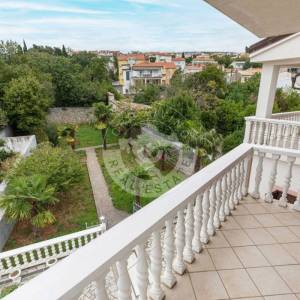 Crikvenica, Kuća 498 m2, tri Stana Apartmana jedan stan i dva poslovna prostora