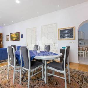 Crikvenica, Kuća 498 m2, tri Stana Apartmana jedan stan i dva poslovna prostora