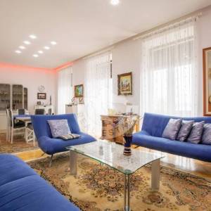 Crikvenica, Kuća 498 m2, tri Stana Apartmana jedan stan i dva poslovna prostora