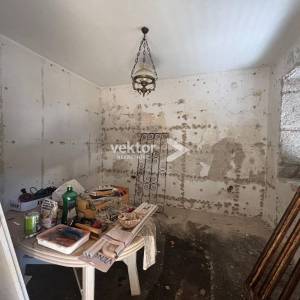 Drenova, kuća s dva stana, dodatnim prostorom i garažom