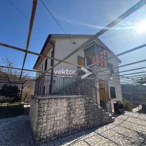 Drenova, kuća s dva stana, dodatnim prostorom i garažom