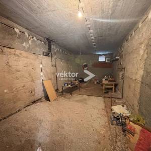 Drenova, kuća s dva stana, dodatnim prostorom i garažom