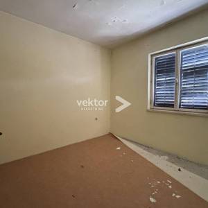 Drenova, kuća s dva stana, dodatnim prostorom i garažom