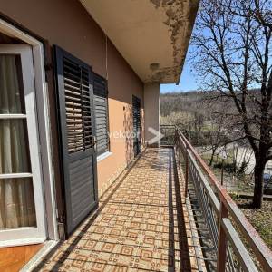 Drenova, kuća s dva stana, dodatnim prostorom i garažom