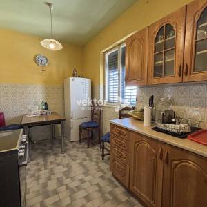 Drenova, kuća s dva stana, dodatnim prostorom i garažom