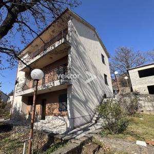 Drenova, kuća s dva stana, dodatnim prostorom i garažom