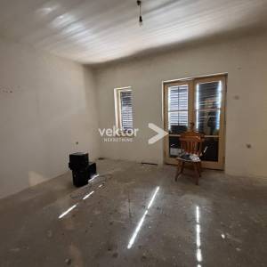 Drenova, kuća s dva stana, dodatnim prostorom i garažom