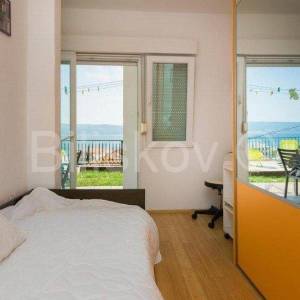 Dugi Rat, Jesenice, prodaja stan 80 m2 + terasa 24 m2