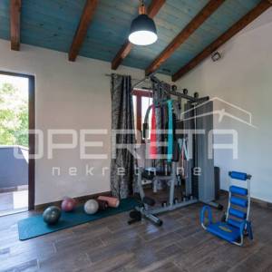 Dugopolje: prostrana vila s bazenom i garažom