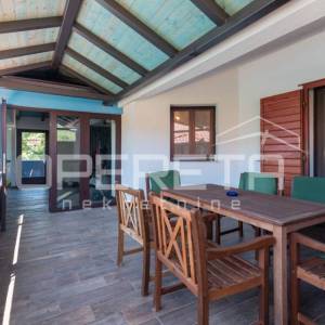 Dugopolje: prostrana vila s bazenom i garažom