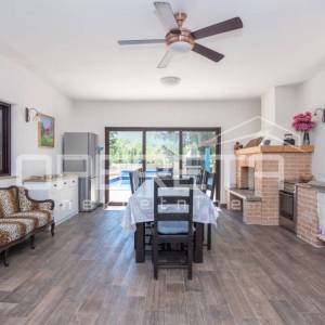 Dugopolje: prostrana vila s bazenom i garažom