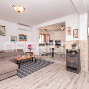 Dugopolje: prostrana vila s bazenom i garažom