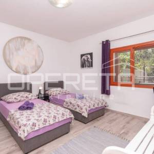 Dugopolje: prostrana vila s bazenom i garažom