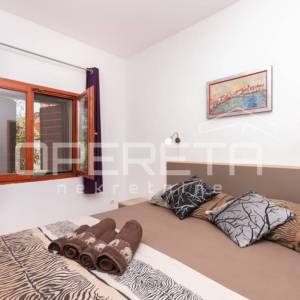 Dugopolje: prostrana vila s bazenom i garažom