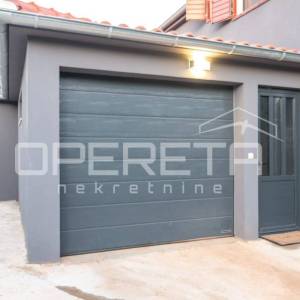 Dugopolje: prostrana vila s bazenom i garažom