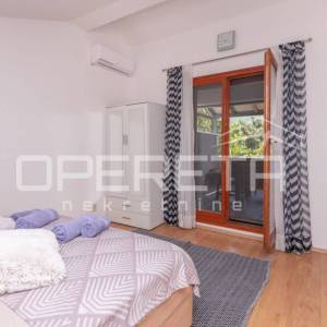 Dugopolje: prostrana vila s bazenom i garažom