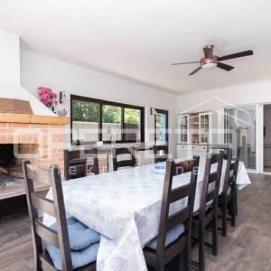 Dugopolje: prostrana vila s bazenom i garažom