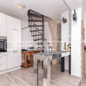 Dugopolje: prostrana vila s bazenom i garažom