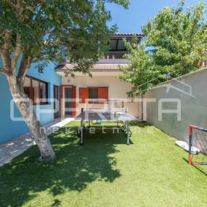 Dugopolje: prostrana vila s bazenom i garažom