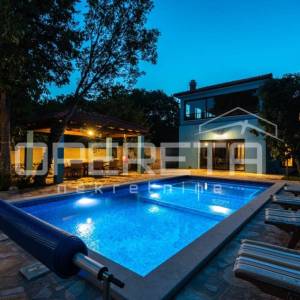 Dugopolje: prostrana vila s bazenom i garažom