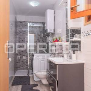 Dugopolje: prostrana vila s bazenom i garažom