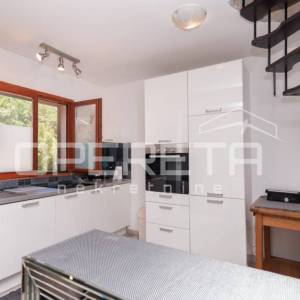 Dugopolje: prostrana vila s bazenom i garažom