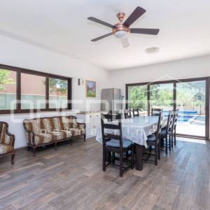 Dugopolje: prostrana vila s bazenom i garažom